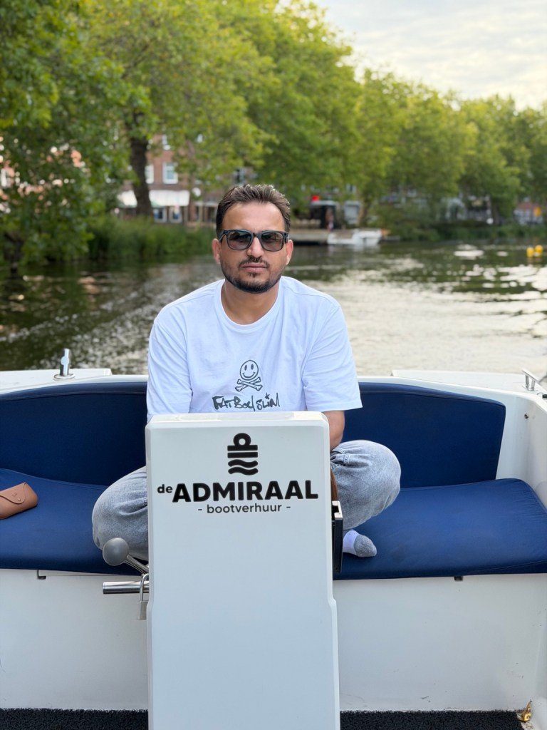 Abdulrahman op een boot in Nederland